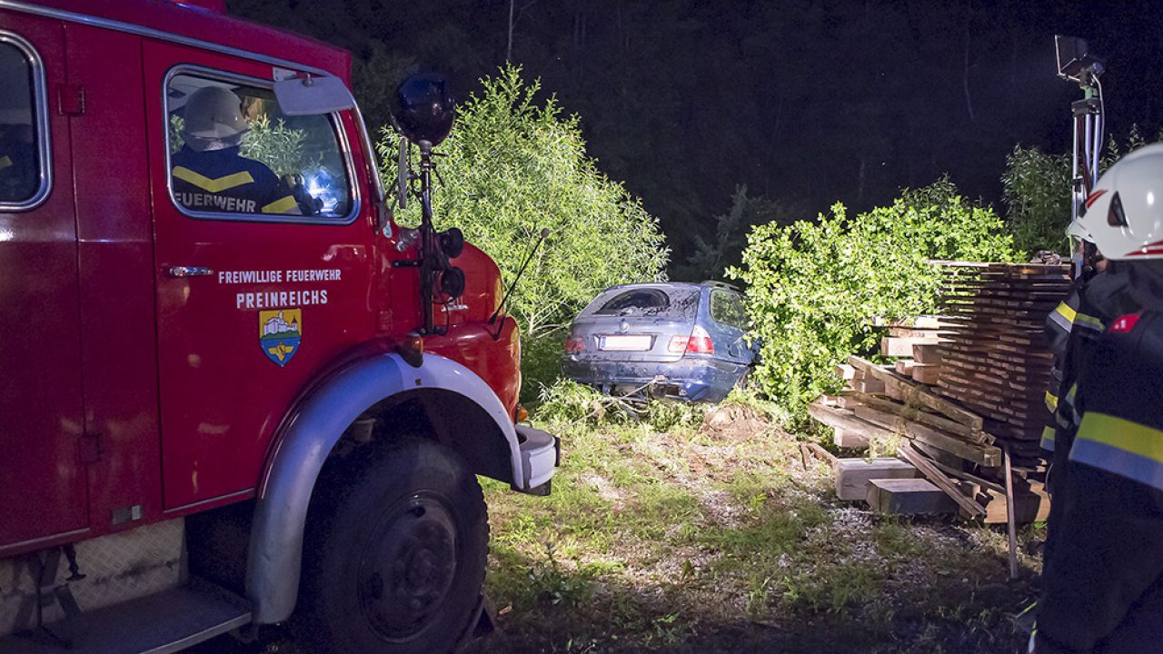 Pkw Kommt Von Der 2 Ab Und Sturzt In Den Kamp Feuerwehr Media