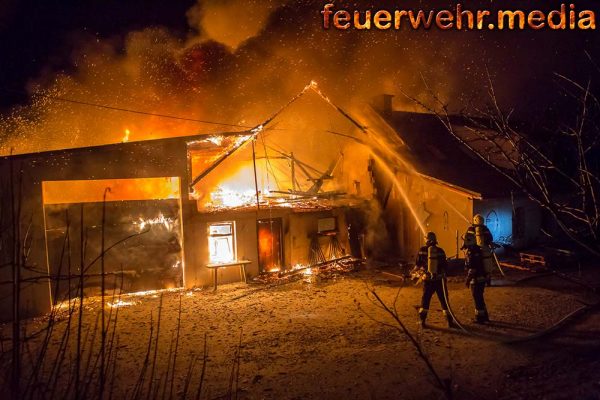 Feuerwehren aus drei Bezirken bei Großbrand in Dürnstein im Einsatz