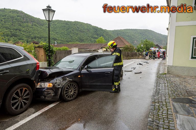 Pkw Prallt In Unterloiben Gegen Eine Gartenmauer Und Einem Pkw ...