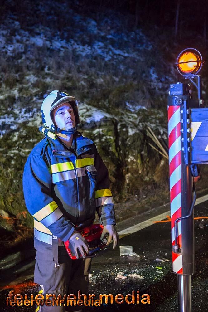 Menschenrettung Nach Unfall Zwischen Pkw Und Lkw (+Video) – Feuerwehr.media