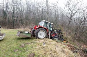 Traktor droht über eine Geländekante zu stürzen