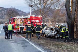 Fahrzeugbrand nach Unfall auf der B3 - Pkw-Lenker verstorben