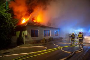 Nächtlicher Wohnhausbrand in Theiss fordert vier Feuerwehren