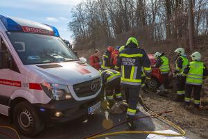 Acht Verletzte bei Unfall mit drei Fahrzeugen auf der B37