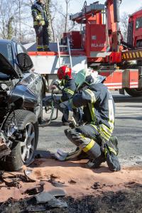 Eingeklemmte Person von der Feuerwehr aus Fahrzeugwrack befreit