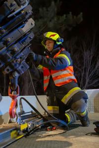 Feuerwehr befreit eine Person aus einem am Dach liegenden Fahrzeug