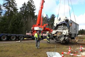 Lkw kommt von der B5 ab und prallt gegen ein Wohnhaus