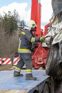 Lkw kommt von der B5 ab und prallt gegen ein Wohnhaus