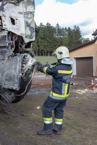 Lkw kommt von der B5 ab und prallt gegen ein Wohnhaus