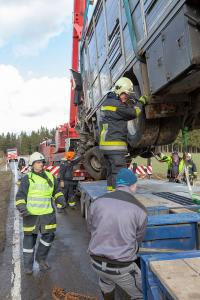 Lkw kommt von der B5 ab und prallt gegen ein Wohnhaus