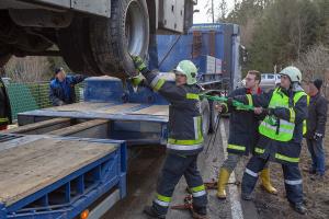 Lkw kommt von der B5 ab und prallt gegen ein Wohnhaus