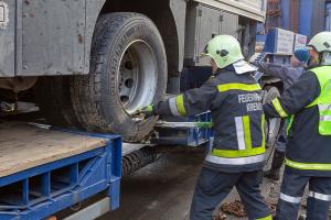 Lkw kommt von der B5 ab und prallt gegen ein Wohnhaus