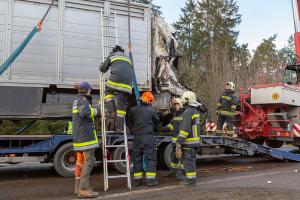 Lkw kommt von der B5 ab und prallt gegen ein Wohnhaus