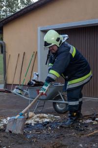 Lkw kommt von der B5 ab und prallt gegen ein Wohnhaus