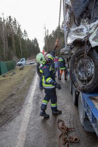 Lkw kommt von der B5 ab und prallt gegen ein Wohnhaus