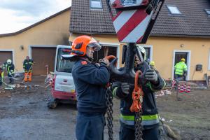 Lkw kommt von der B5 ab und prallt gegen ein Wohnhaus