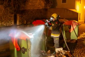 Feuerwehr verhindert den Vollbrand einer Müllinsel