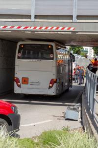 Autobus steckt in der Unterführung in der Kremser Austraße