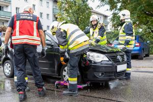 Vorrangverletzung führt zu Unfall mit zwei Fahrzeugen