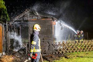 Hausbesitzer entdeckt Brand seiner Gartenhütte