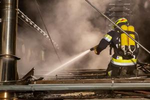 Dachstuhlbrand in Obermeisling - Sechs Feuerwehren im Einsatz