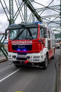 Feuerwehr befreit eingeklemmten Fahrzeuglenker nach Unfall auf der Mauterner Brücke
