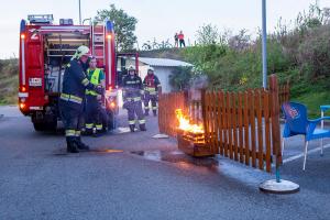 Feuerwehr löscht eine brennende Blumenkiste