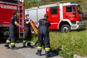 Feuerwehr unterstützt Rotes Kreuz bei Einsatz in einem steilen Weingarten