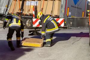 Sattelzug rutscht in einer Kurve von der Straße - Kran Krems im Einsatz