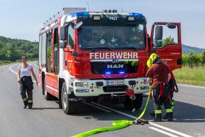 Auffahrunfall auf der L100 - Pkw-Bergung durch die FF Palt