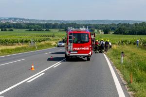 Auffahrunfall auf der L100 - Pkw-Bergung durch die FF Palt