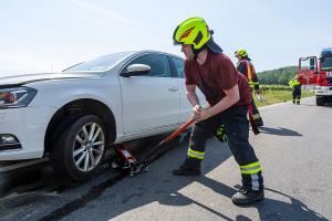 Auffahrunfall auf der L100 - Pkw-Bergung durch die FF Palt