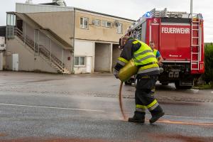 Ölspur nach Motorradunfall auf der B35