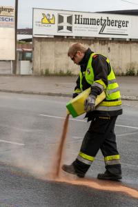 Ölspur nach Motorradunfall auf der B35