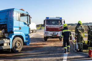 Schwerer Unfall auf der B37 - Pkw prallt gegen einen Lkw