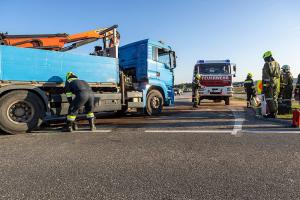 Schwerer Unfall auf der B37 - Pkw prallt gegen einen Lkw