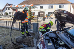 Pkw kommt von der Fahrbahn ab und landet in bzw. auf einer Gartenmauer