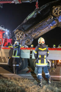 Mercedes landet nach mehrfachen Überschlag am Begleitweg der B37