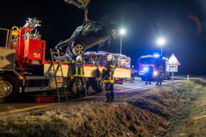 Mercedes landet nach mehrfachen Überschlag am Begleitweg der B37