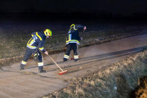 Mercedes landet nach mehrfachen Überschlag am Begleitweg der B37