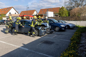 Fahrschülerin rammt ein Verkehrszeichen bei der Ortseinfahrt Hundsheim