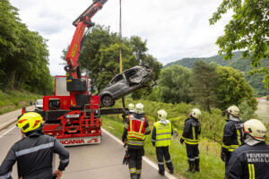 Pkw landet nach Kollision mit einem Autobus in einem Marillengarten