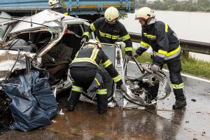 Pkw prallt auf der B3 in Unterloiben gegen einen Lkw