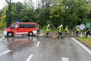 Pkw beim Schnitzel Drive In in Krems-Gneixendorf in Vollbrand