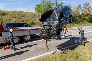 Pkw kommt aufs Bankett und überschlägt sich auf der B37