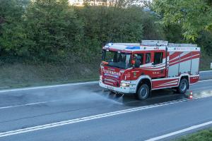 Lkw-Zug zur Notbremsung genötigt - Unfall mit fünf Fahrzeugen