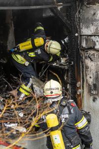 Brand von einem Holzverschlag droht auf Wohnhaus überzugreifen