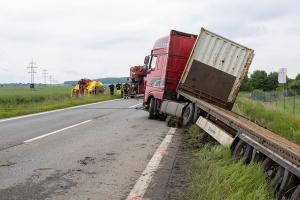 Lkw-Unfall durch medizinischen Notfall - Aufwendige Bergungsarbeiten