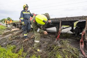 Lkw-Unfall durch medizinischen Notfall - Aufwendige Bergungsarbeiten