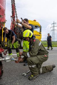 Lkw-Unfall durch medizinischen Notfall - Aufwendige Bergungsarbeiten